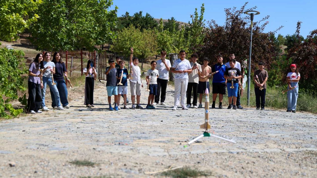 Selçuklu’da Uzay Heyecanı! Öğrenciler Kendi Roketlerini Uçurdu
