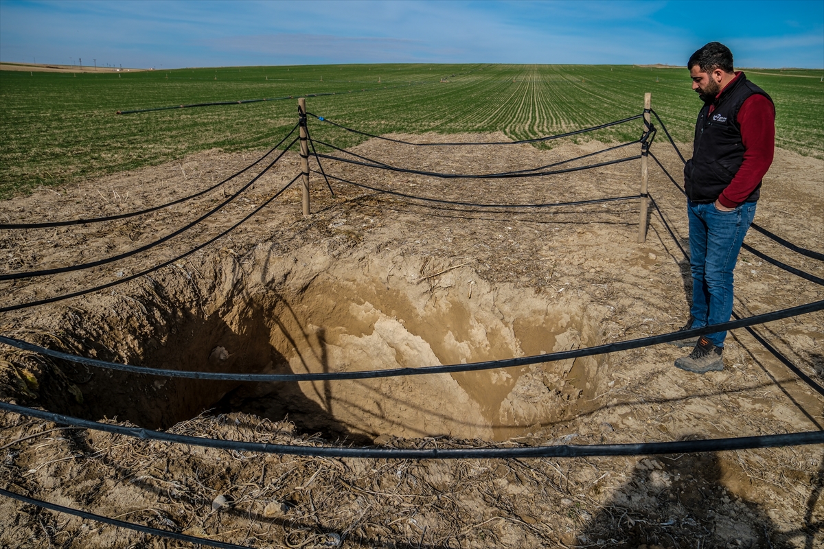 Konya'da Tarlasında Obruk Oluşan Çiftçi Yaşadıklarını Anlattı