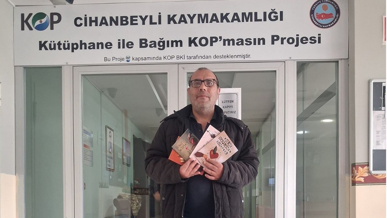 Konya’da Başöğretmen Lütfi Şahin’den Cihanbeyli Kütüphanesi’ne 500 Kitaplık Destek