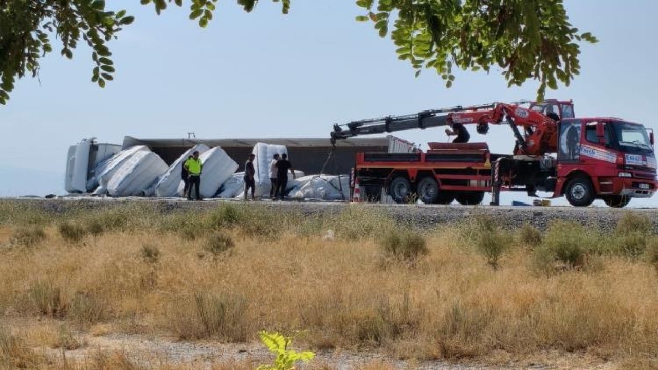 Konya’da tır refüje devrildi! Sürücü ölümden döndü