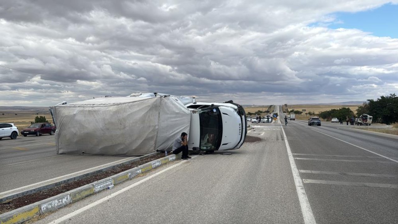 Konya’da ev eşyası yüklü kamyonet yan yattı!