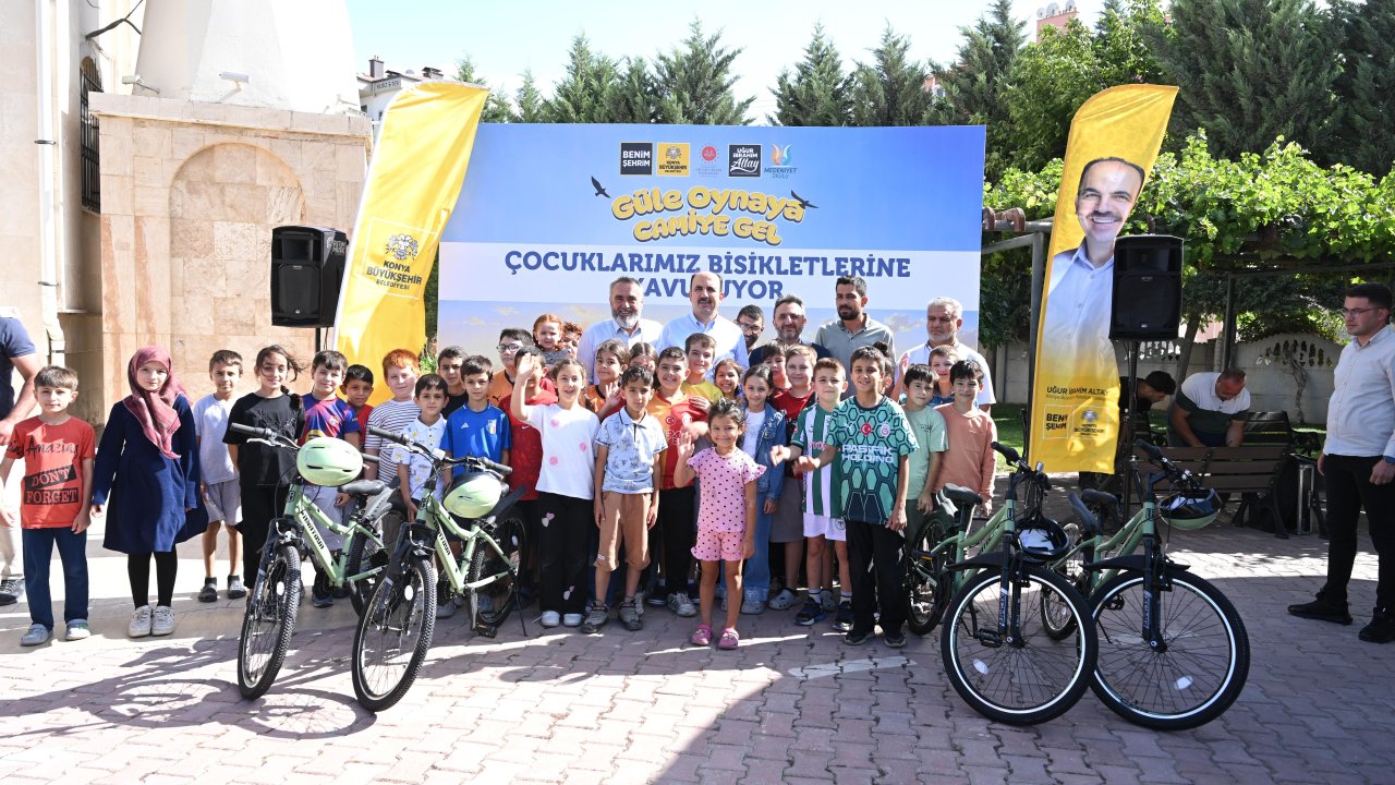 Konya’da çocukları sevindiren buluşma! Başkan Altay’dan 40 gün sabah namazı kılanlara bisiklet sürprizi