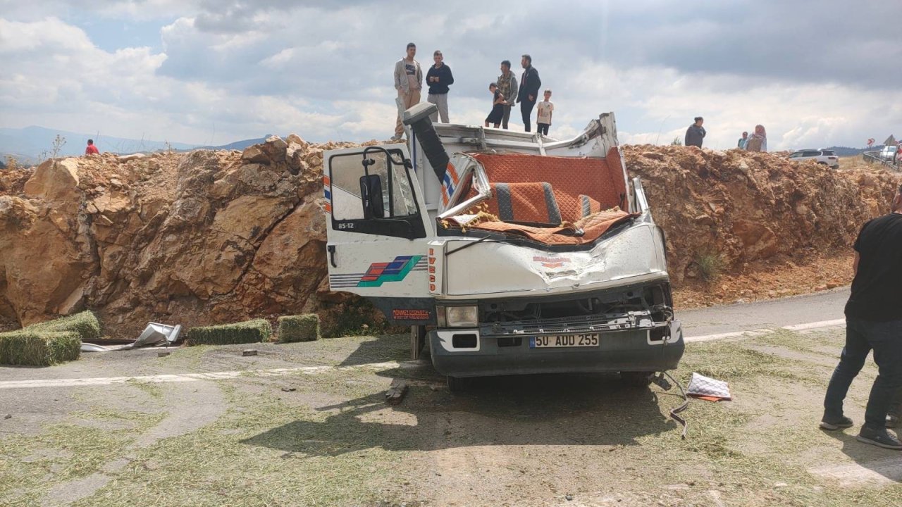 Karaman'da yonca balyası yüklü kamyonet devrildi: 1 ölü, 1 yaralı