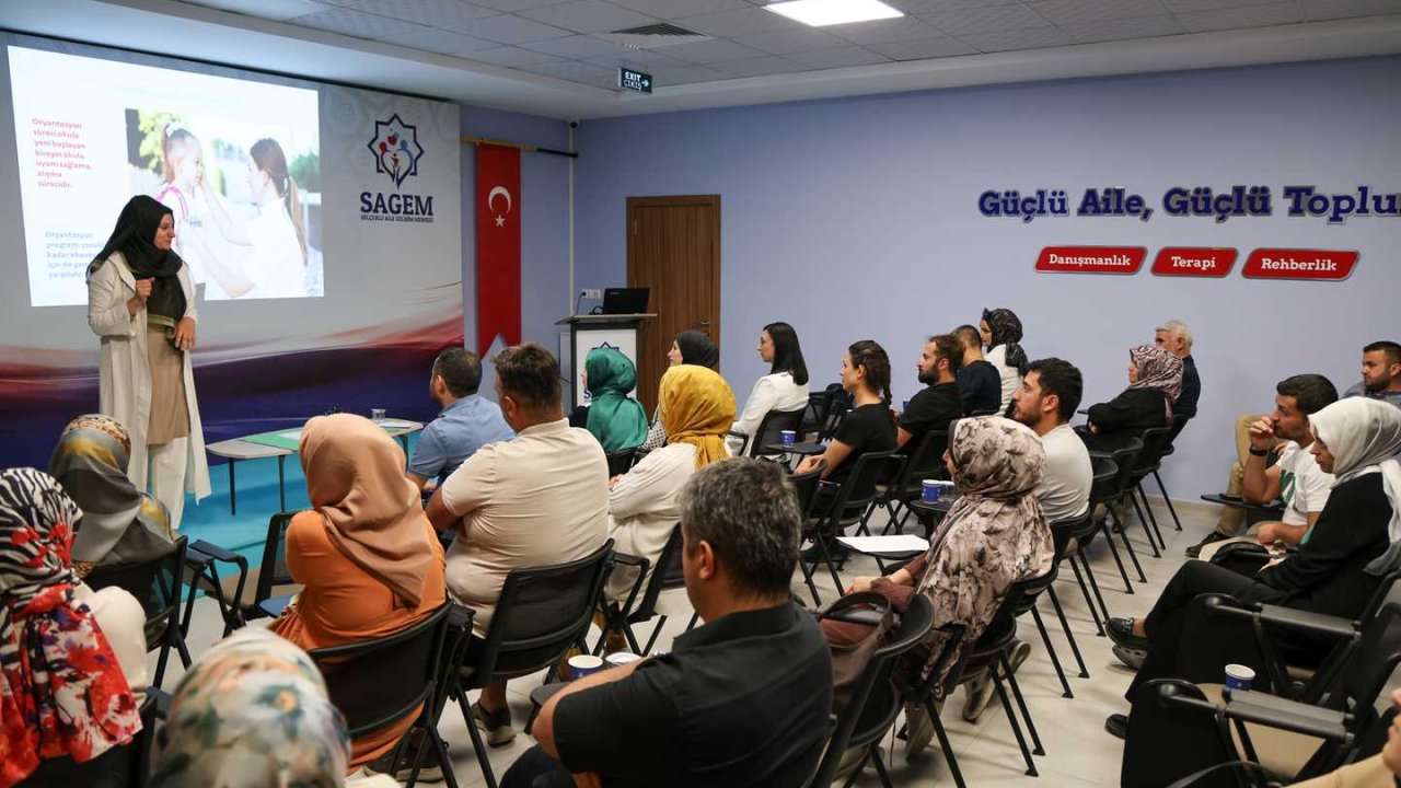 SAGEM’den okula uyum semineri! Seminere aileler yoğun ilgi gösterdi!
