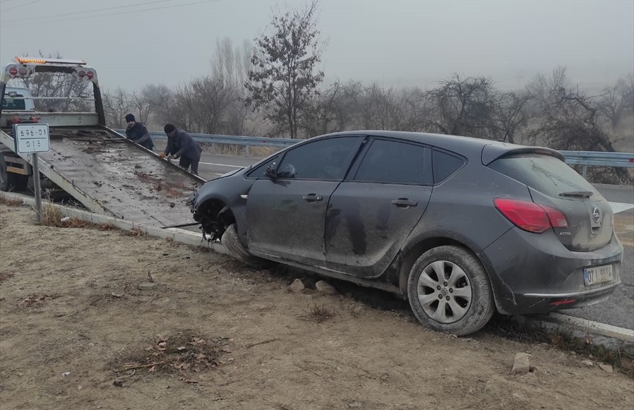 Konya'da refüje çarpan otomobildeki 3 kişi yaralandı