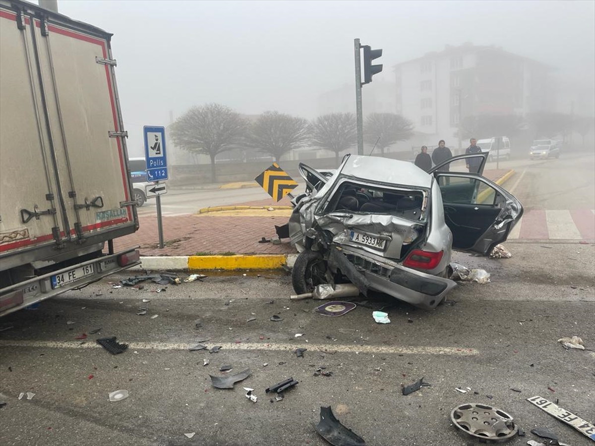 Konya'da sis nedeniyle yaşanan kazada 3 kişi yaralandı