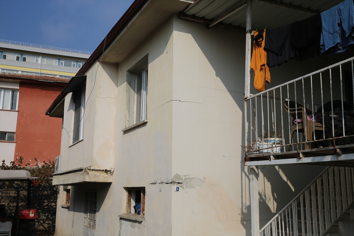 Hatay'daki depremde hasar gören 6 ev mühürlendi
