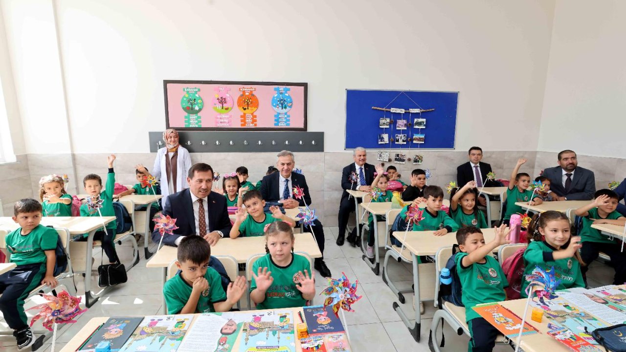 Konya’da Yeni Eğitim Yılına Anlamlı Başlangıç! Vali Akın ve Protokol Öğrencilerle Buluştu