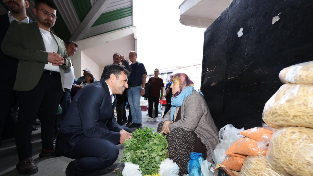 Konya’da Çarşamba Pazarı’nda hareketlilik! Fatih Özgökçen esnaf ve vatandaşları dinledi