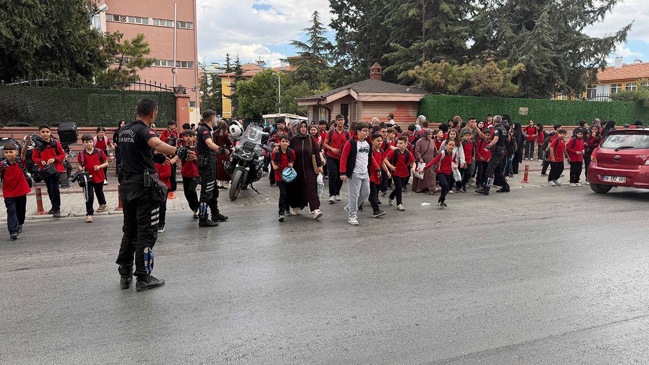 Konya’da okul çıkışında dikkat çeken güvenlik uygulaması! Zabıta yollarda