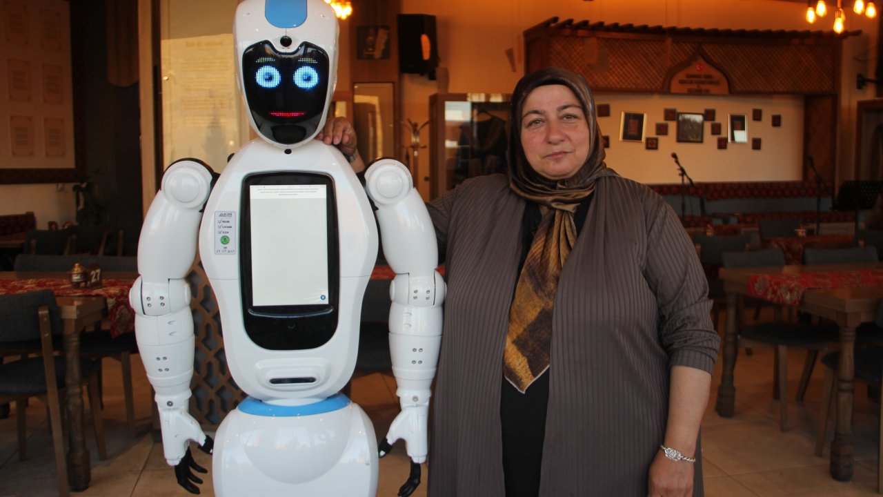Konya’da Üretildi, Erzurum’da İlgi Odağı Oldu! İnsansı Robot Şukufe’ye Büyük İlgi