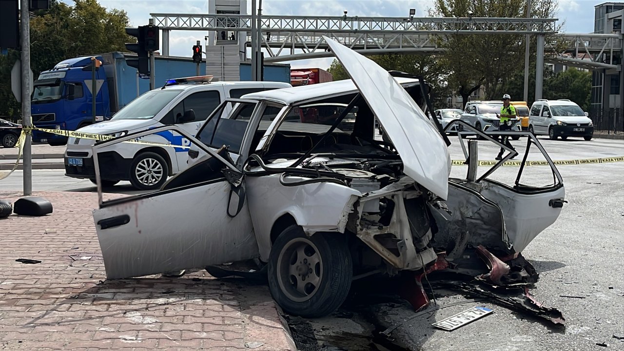 Konya’da Feci Kaza! Otomobiller Çarpıştı, Tofaş Hurdaya Döndü: 3’ü Ağır 4 Yaralı