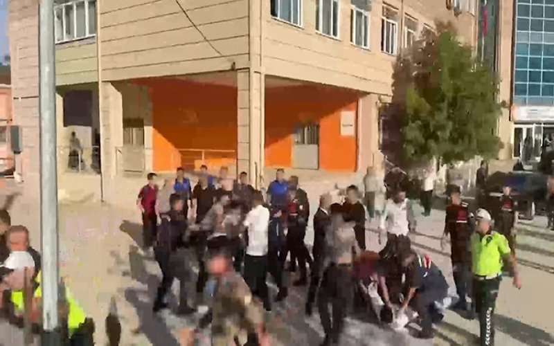 Manisa Turgutlu'da veliler silah seslerinin yükseldiği okula akın etti