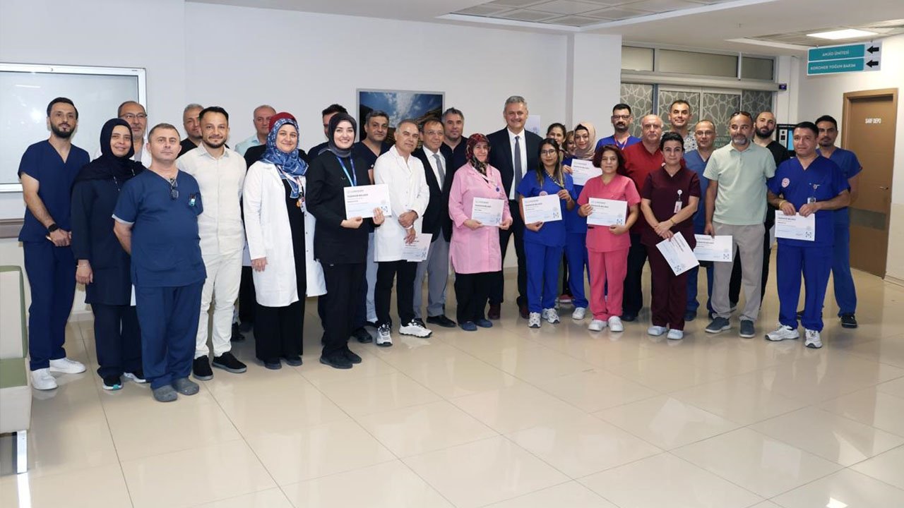 Konya’da Hayat Kurtaran Ekibe Anlamlı Ziyaret! Anjiyo Ünitesi Çalışanlarına Teşekkür Belgesi