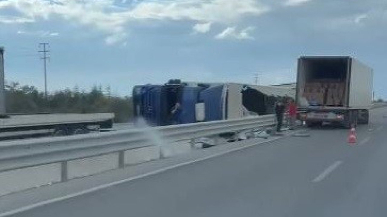 Konya’da seyir halindeki tır kontrolden çıktı: Yükler yola döküldü