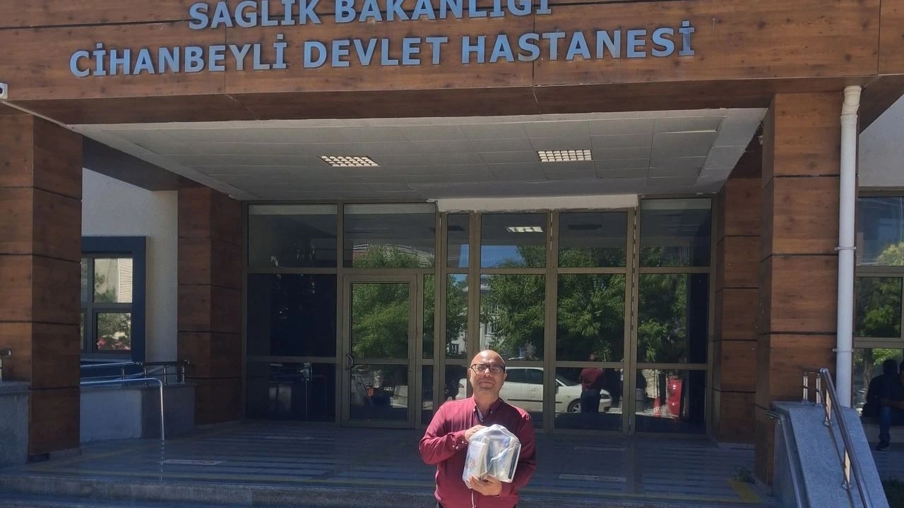 Konya’da yürekleri ısıtan davranış! Cihanbeyli'deki öğretmen kendi eserlerini hediye etti!
