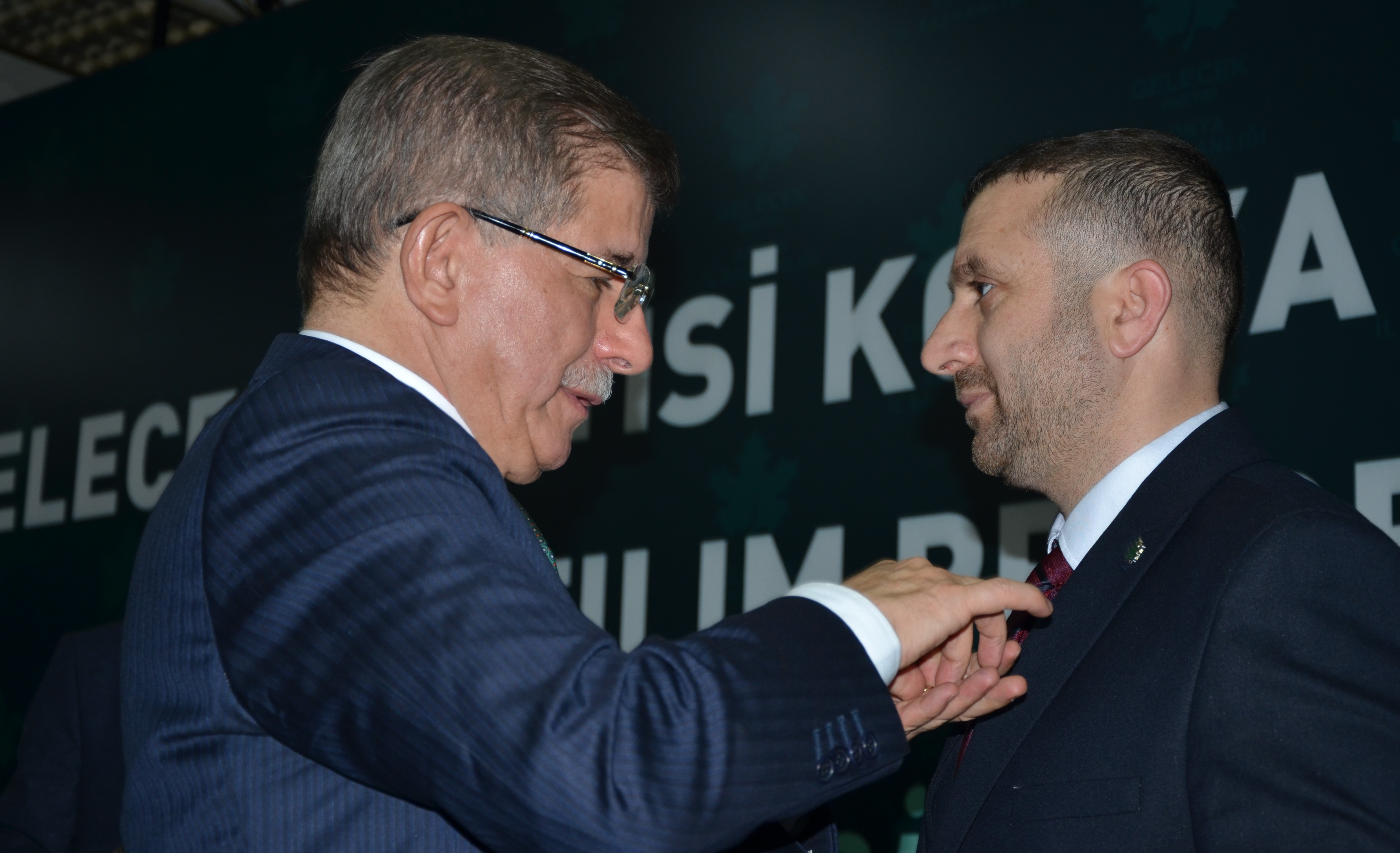 Davutoğlu Konya’da Bin 500 Kişiye Rozet Taktı