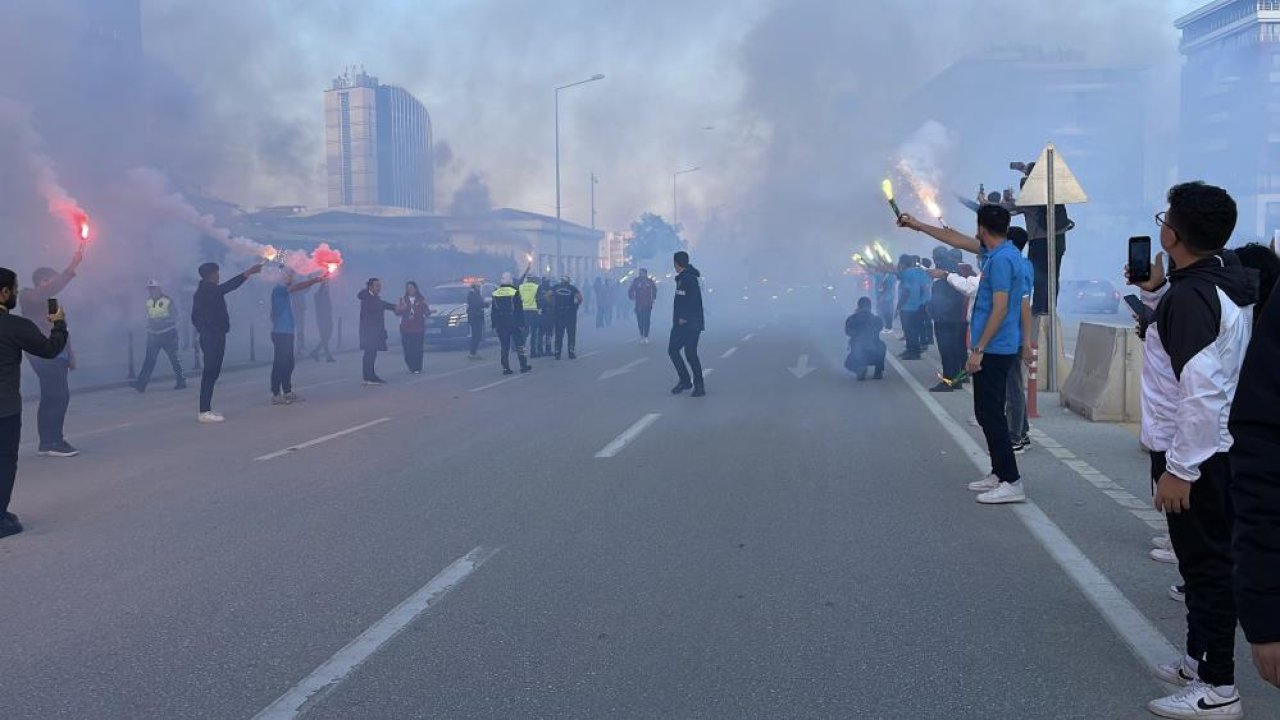 Filistin Milli Takımı Konya'da meşalelerle karşılandı! Sevgi seli dikkat çekti