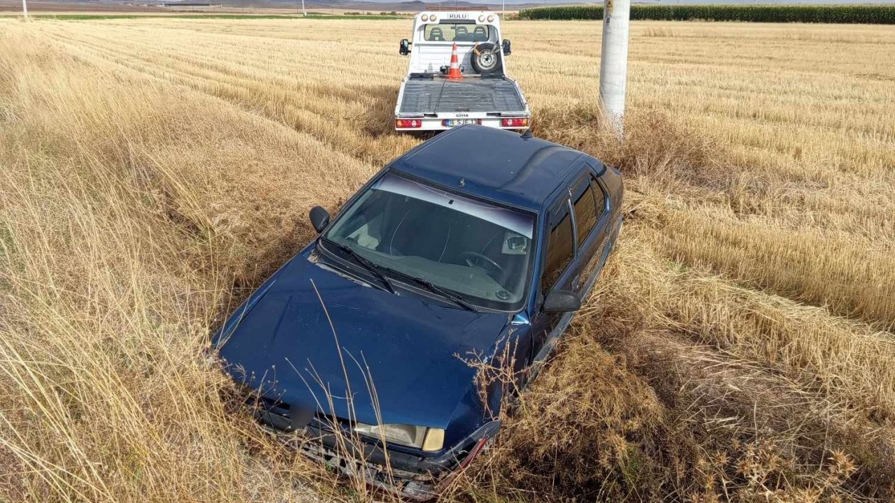 Konya'da kontrolden çıkan otomobil şarampole devrildi: 2 yaralı