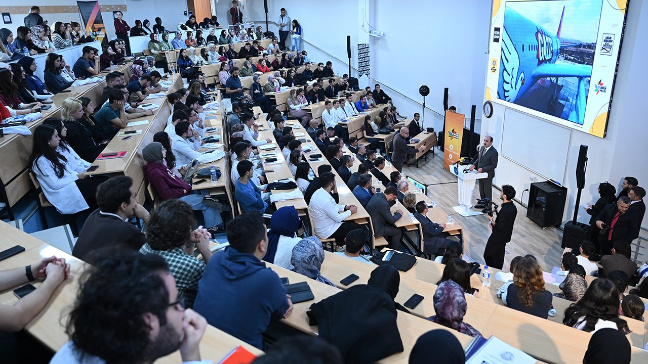 Konya’da üniversitelilere Gazze mesajı: “Doktor olmak yetmiyor”