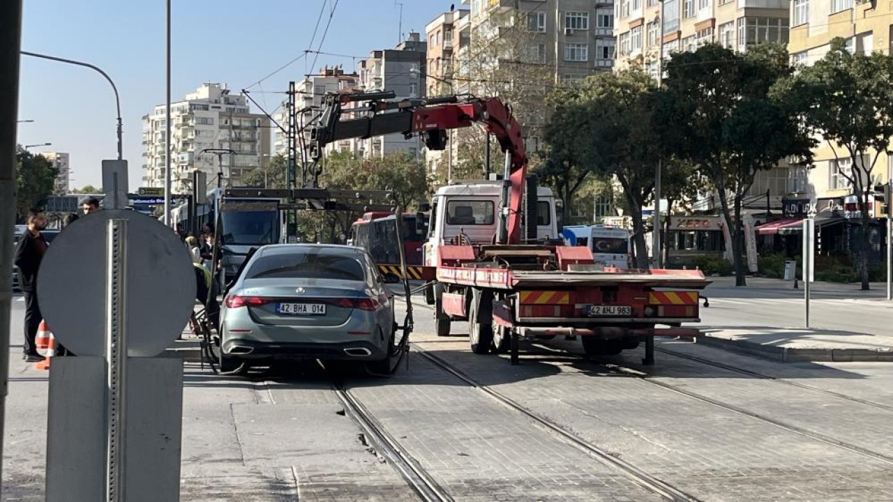Konya’da tramvay hattına giren otomobil seferleri durdurdu! Ahtapot çekici devreye girdi