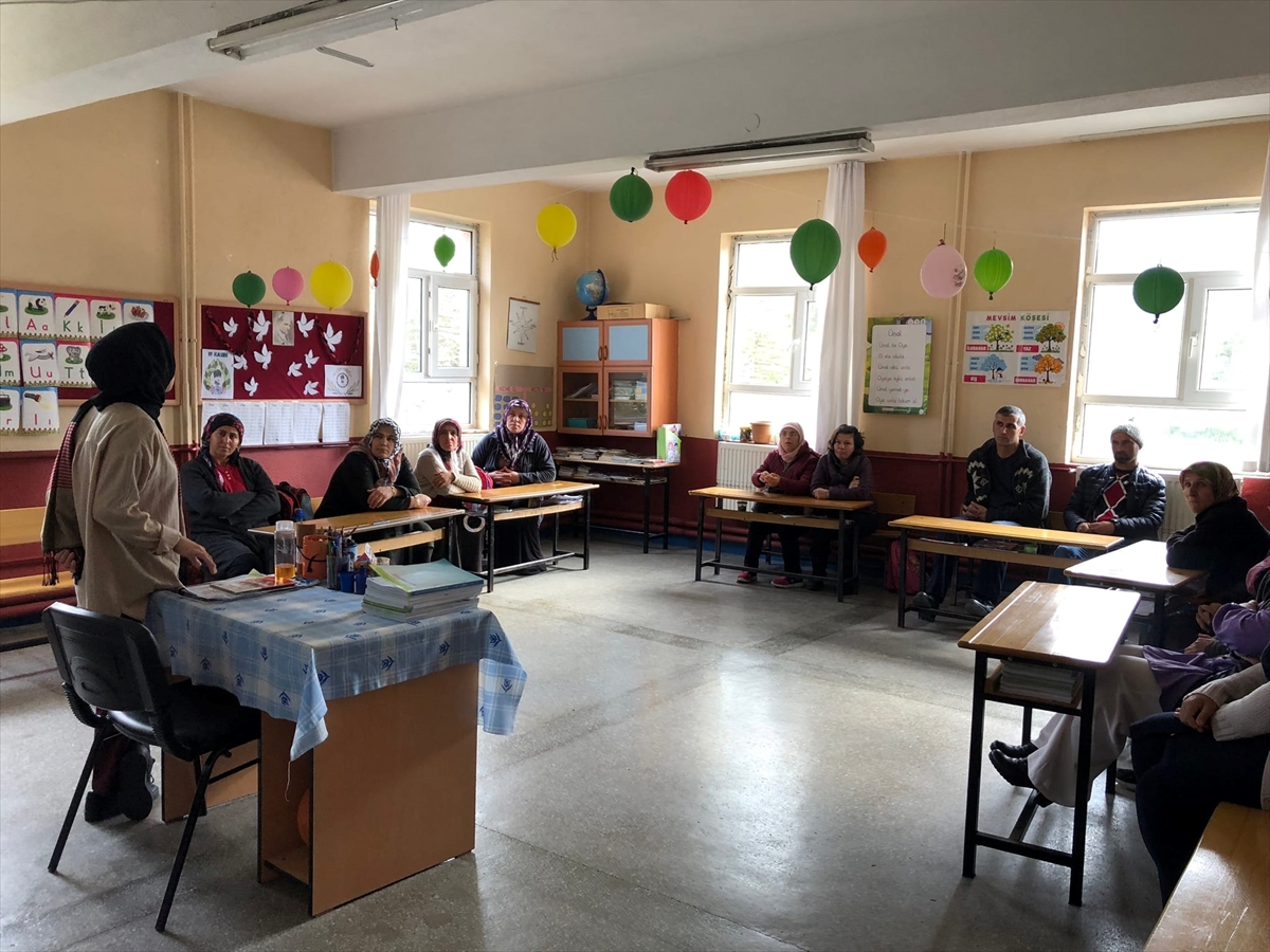 Derebucak'ta "aile okulu" projesi eğitimleri yapılıyor