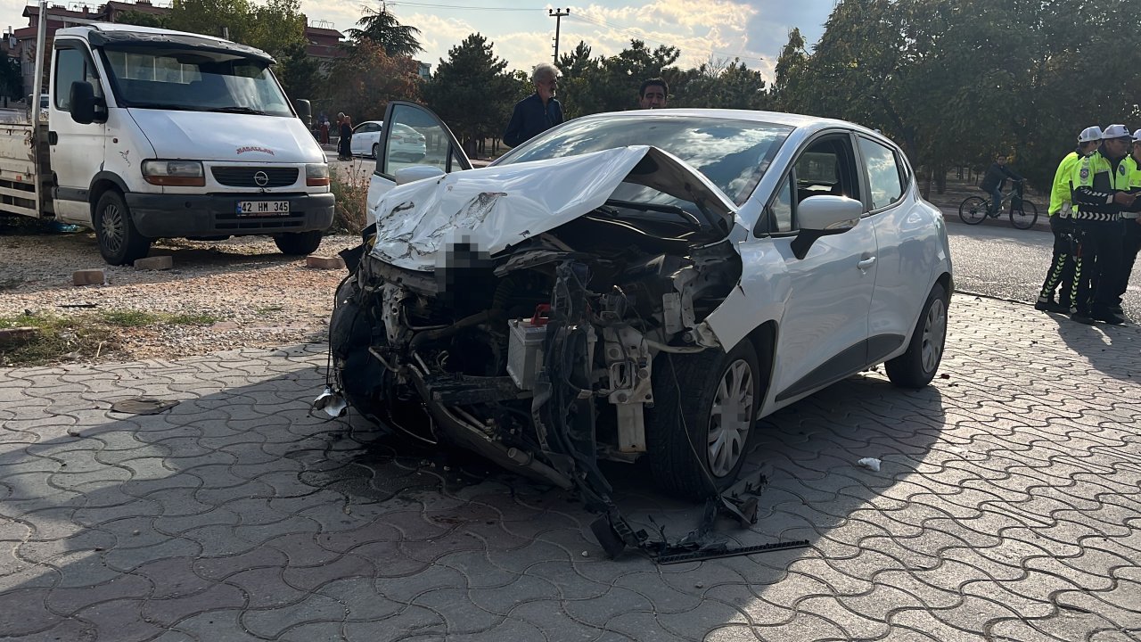 Konya'da servis minibüsü ile otomobil çarpıştı: 9 yaralı