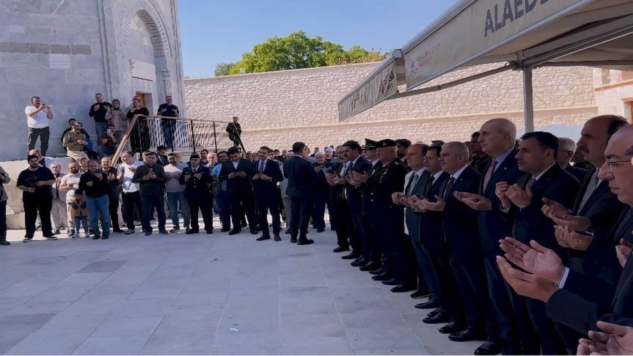 Konya’da tarihi anlar! TBMM Başkanı Numan Kurtulmuş, Sultanlar Türbesi’ndeki nöbet değişimini izledi