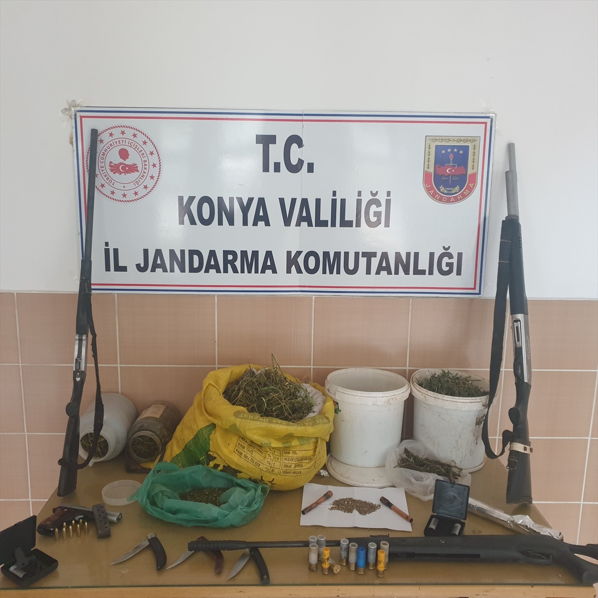 Konya'da uyuşturucu ticareti yapanlara yönelik operasyonda 2 şüpheli yakalandı