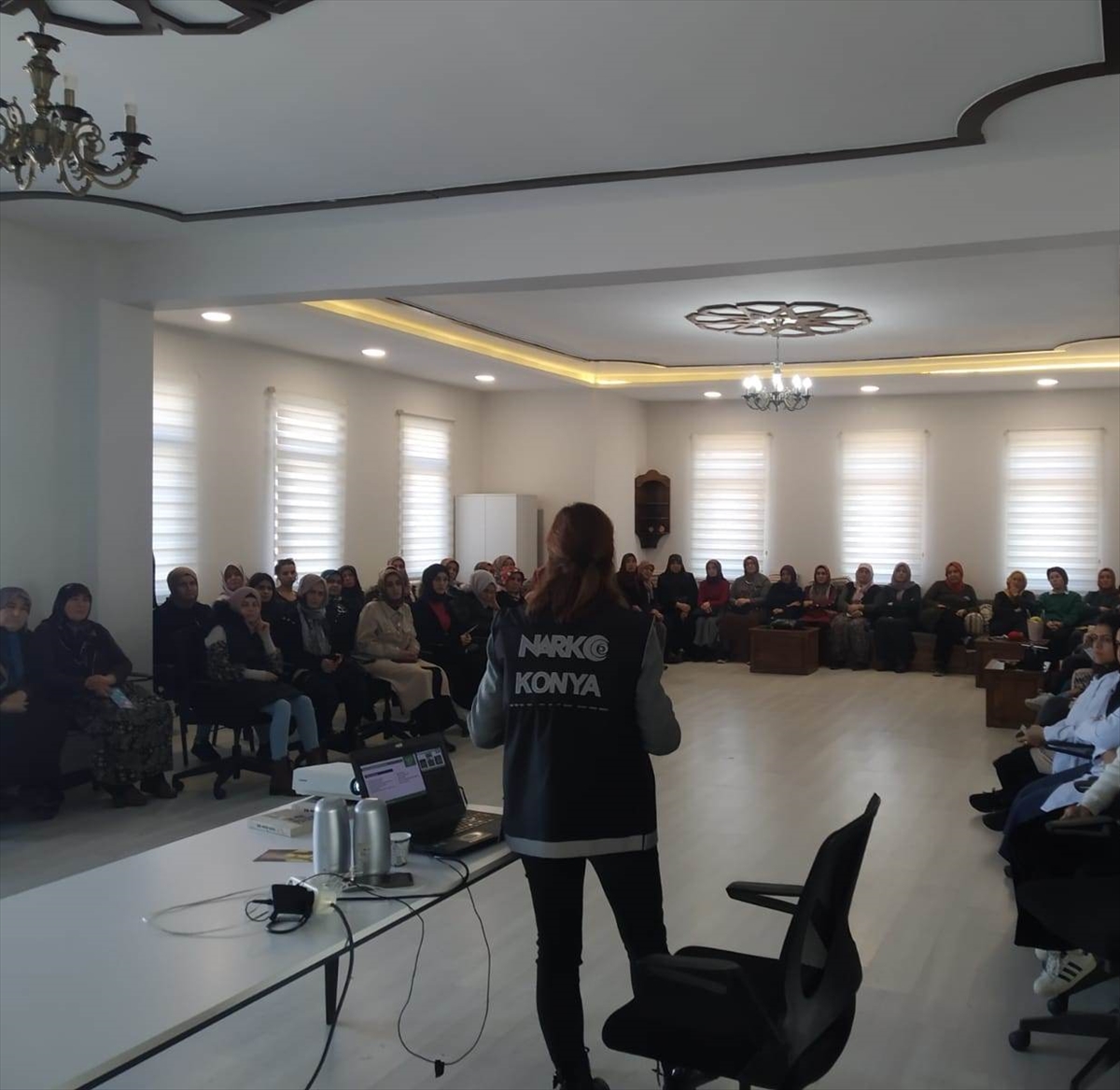 Seydişehir'de annelere bağımlılıkla mücadele semineri verildi