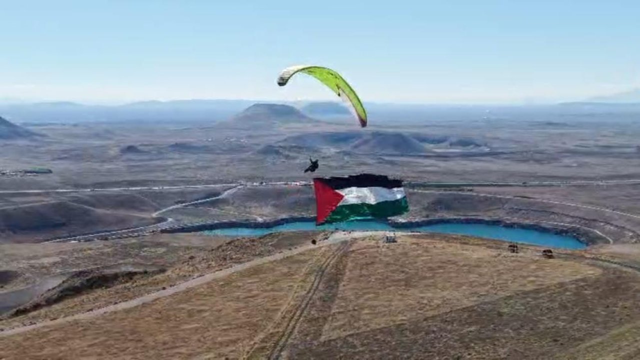Konya’da yamaç paraşütüyle Filistin bayrağı açtı
