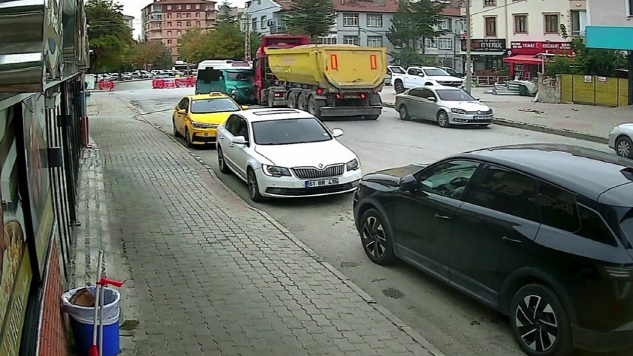 Konya’da 10 kişinin yaralandığı kaza kamerada! Hafriyat kamyonu ile minibüs çarpıştı