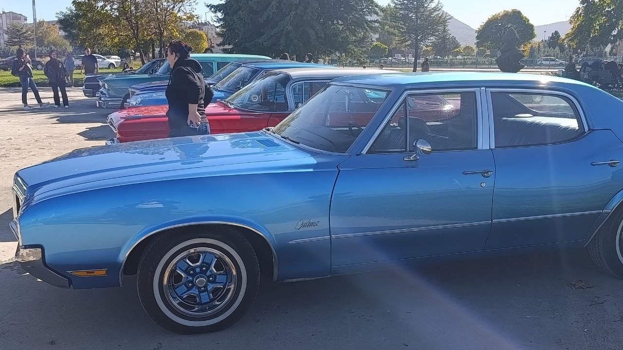 Konya'da klasik otomobiller Beyşehir Gölü'nü turladı