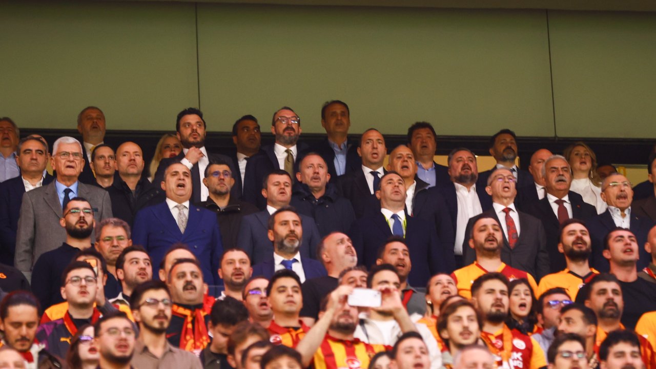Sergen Yalçın derbiyi stattan takip etti