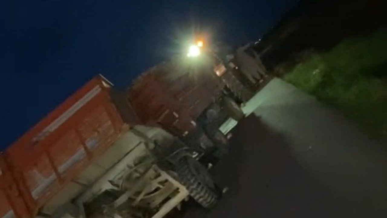 Konya’da tonlarca pancar yola saçıldı! Traktöre çarpan tır kamerada