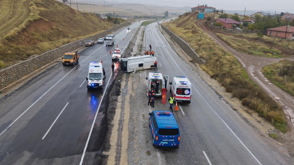 Konya-Kırıkkale yolunda feci kaza! İşçi servisi devrildi, 1’i ağır 15 yaralı