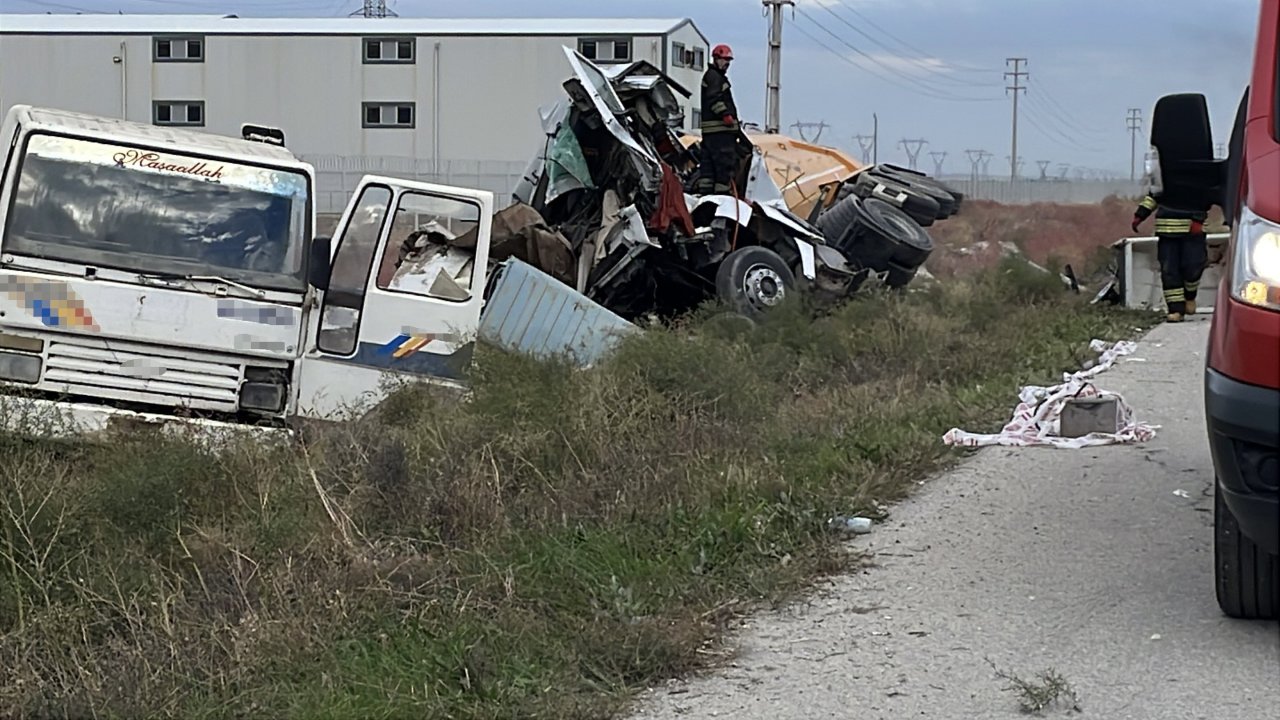 Konya’da feci kaza! Tır demir yüklü kamyona çarptı: 1 ölü, 1 yaralı!