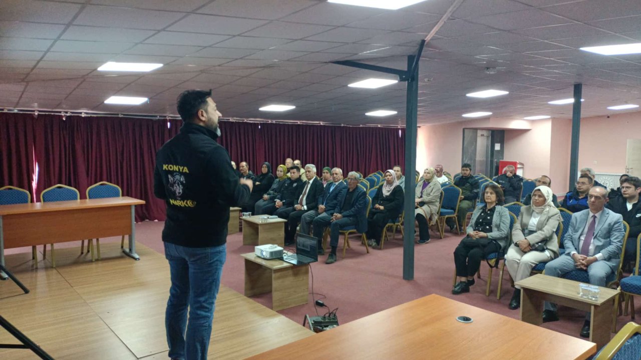Konya’da Anneler Uyuşturucuyla Mücadele İçin Bilinçleniyor! Hüyük’te Önemli Eğitim