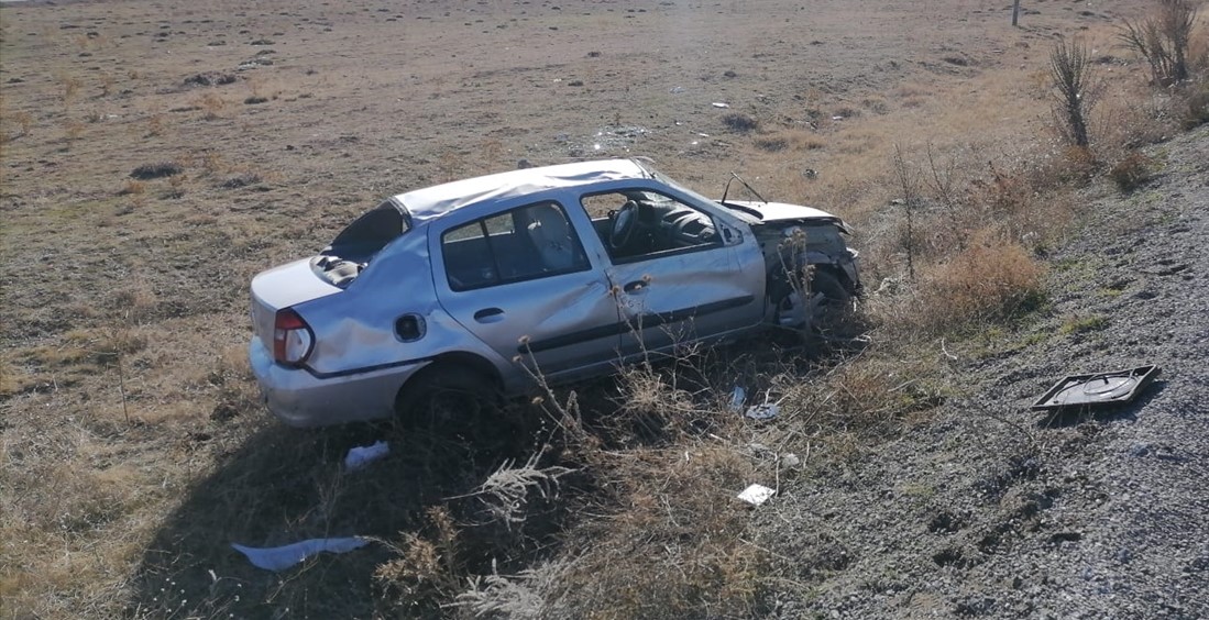 Konya'da devrilen otomobilin sürücüsü yaralandı