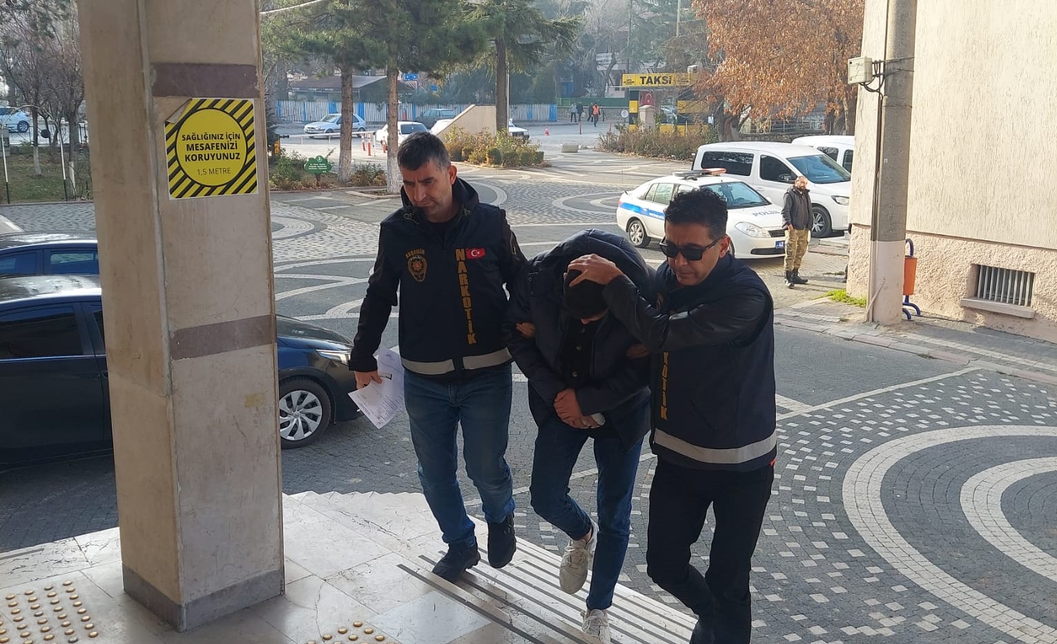 Uyuşturucu sevkiyatı yapan zehir tacirleri polisin elinden kaçamadı