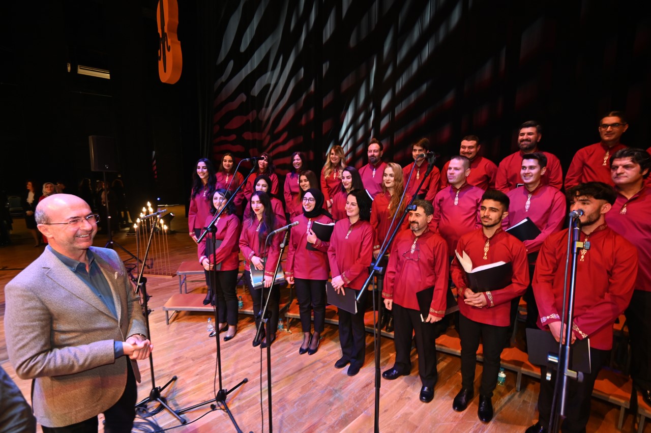 İlk kez sahne aldı. “Dil’den Dil’e Türküler” Konseri Büyük Beğeni Topladı