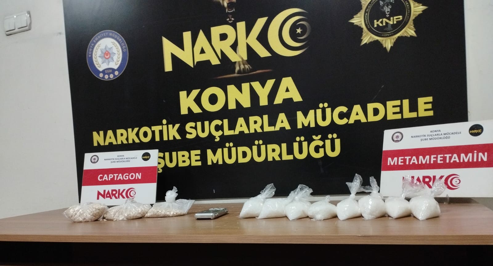 Köşeye Sıkışan Zehir Tacirleri Uyuşturucuyu Nasıl Gizleyeceğini Şaşırdı