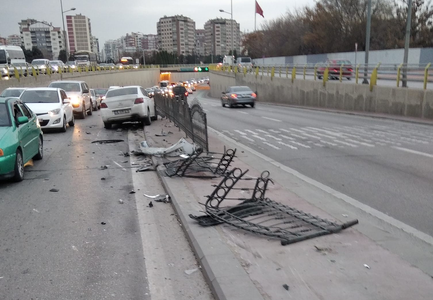 Yoldan Çıkan Araç  Zincirleme Kazaya Neden Oldu