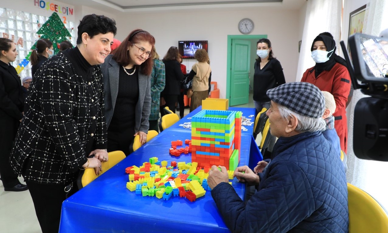 Konya Protokolünün Eşlerinden Alzheımer Gündüz Yaşam Merkezi’ne Ziyaret