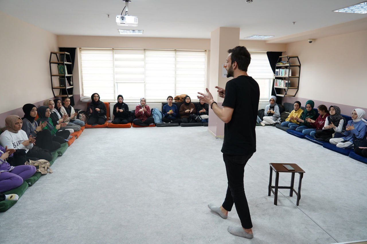 Lise Medeniyet Akademisi, İşaret Dili Atölyesi ile Gençleri Yarınlara Hazırlıyor