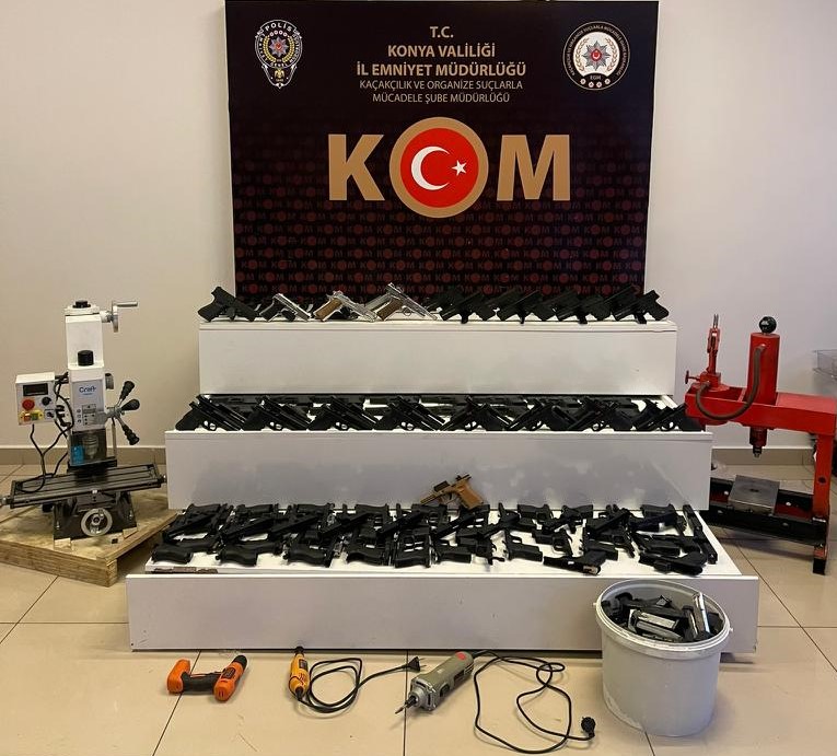 Silah Kaçakçısının Evinden Cephanelik Çıktı