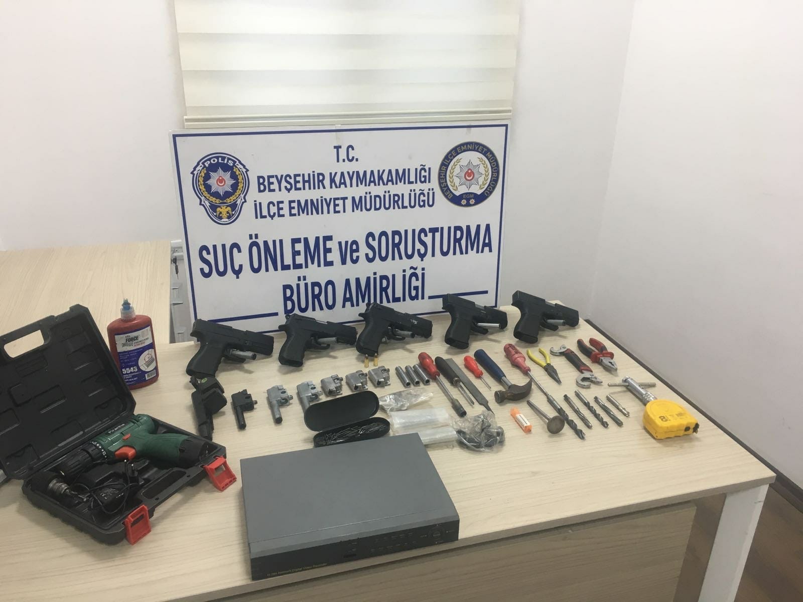 Otel Odasını İmalathaneye Çevirmiş