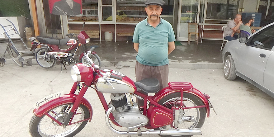 68 yıllık motosikletine gözü gibi bakıyor