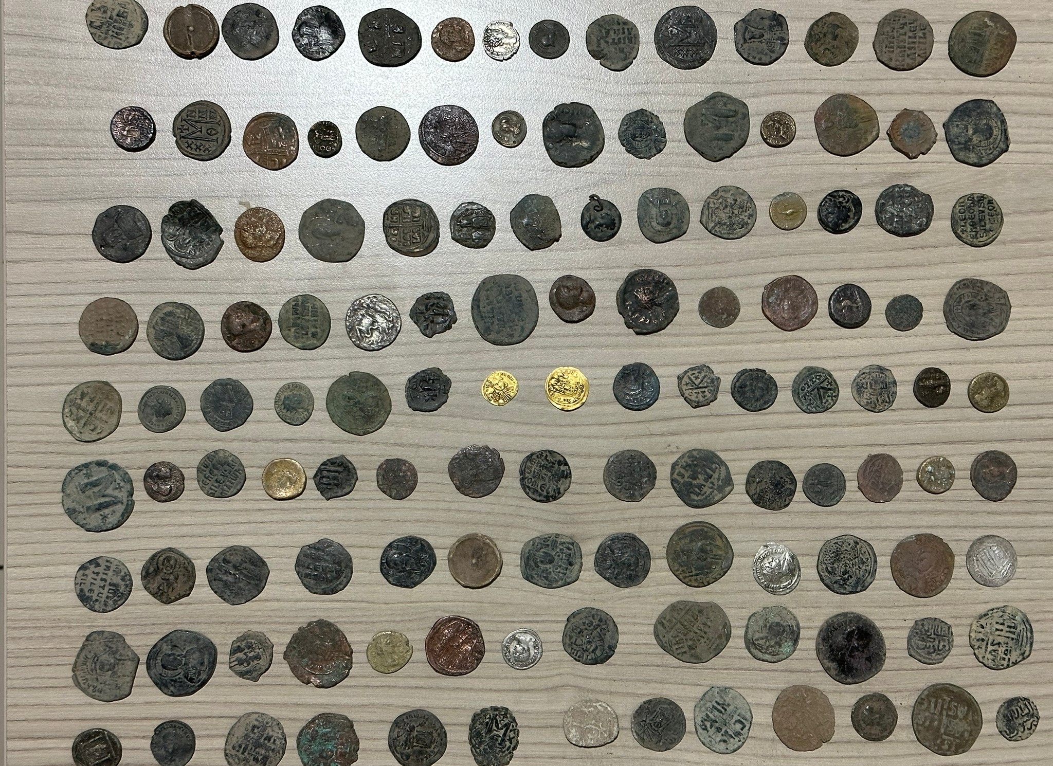 Konya’da Polisin Durdurduğu Araçtan Binlerce Sikke Çıktı