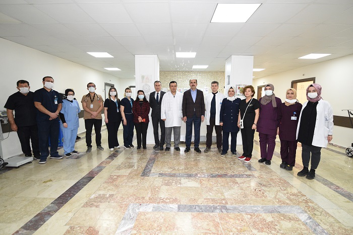 Başkan Altay Onkoloji Servisindeki Çocuklara Şivlilik Dağıtarak Moral Verdi